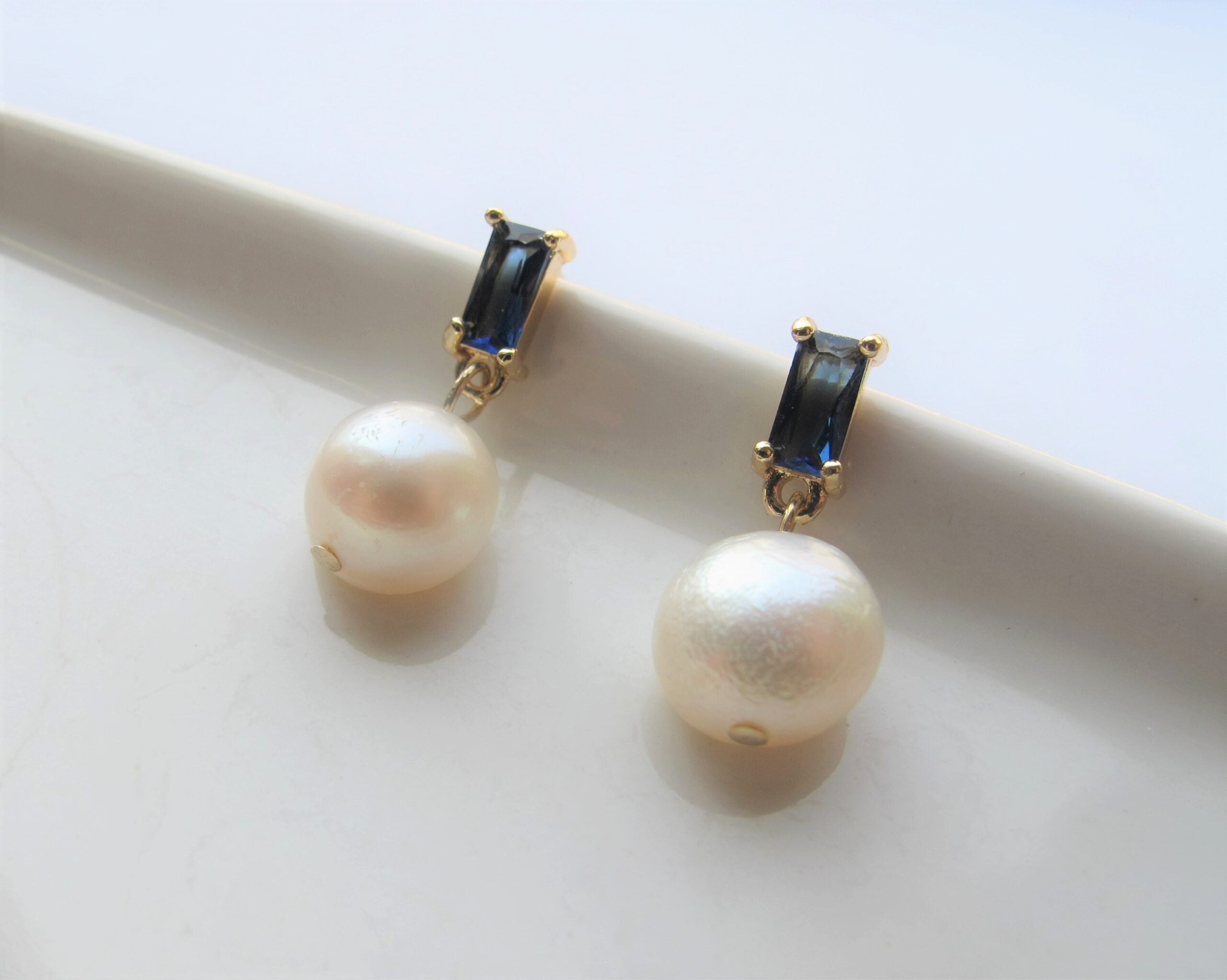 Fresh water pearls with zircon earpins – Osaka