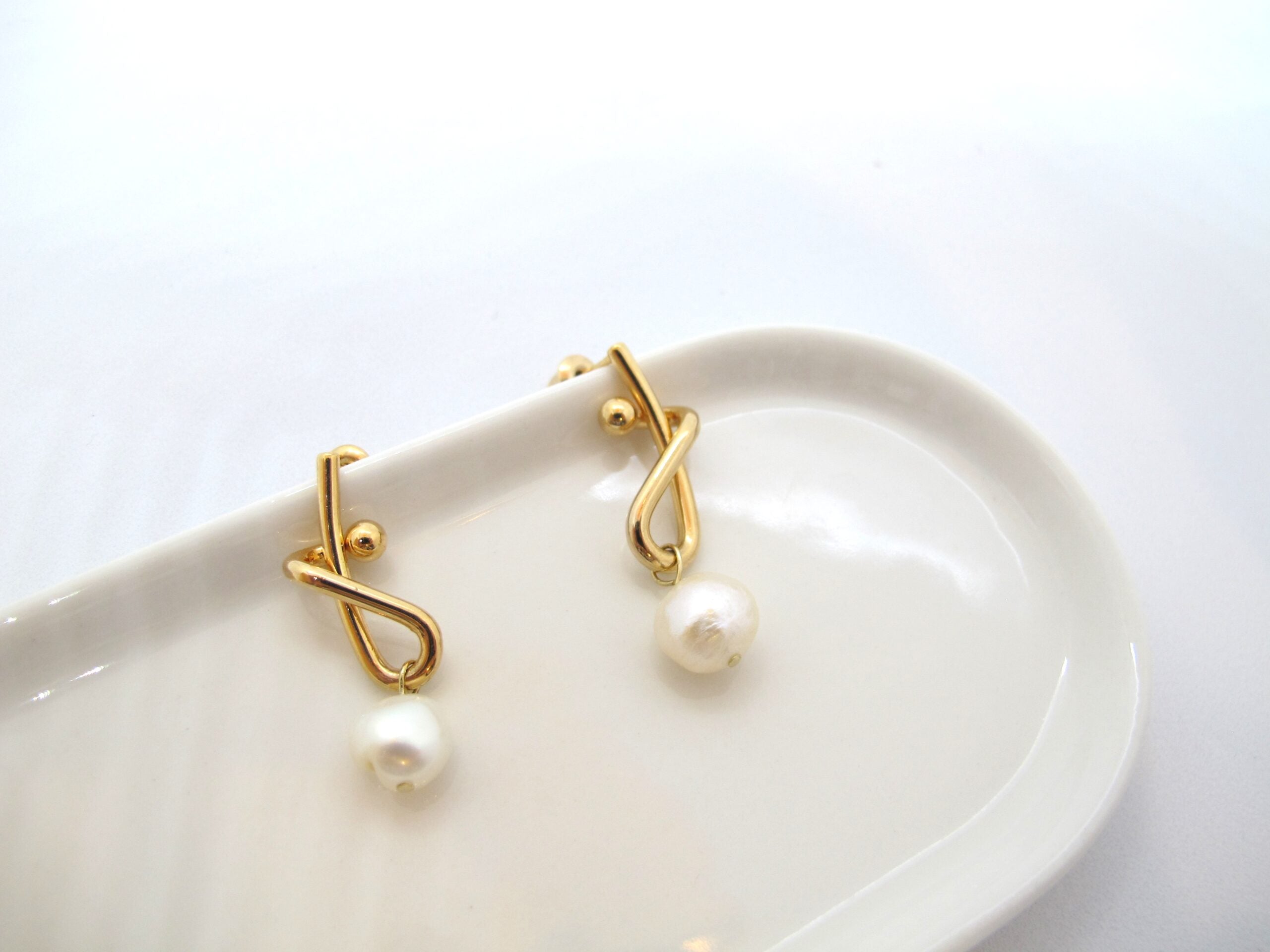 Twisted 14K gold with freh water pearl earrings – Bucharest