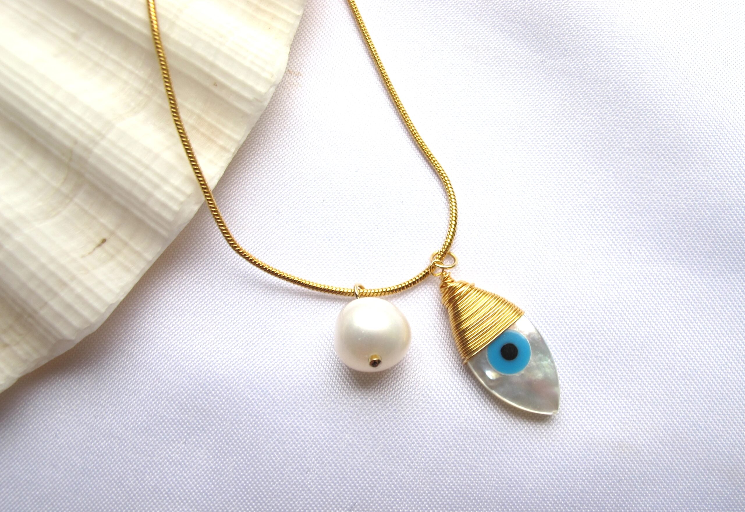 Eye with pearl necklace – Sofia